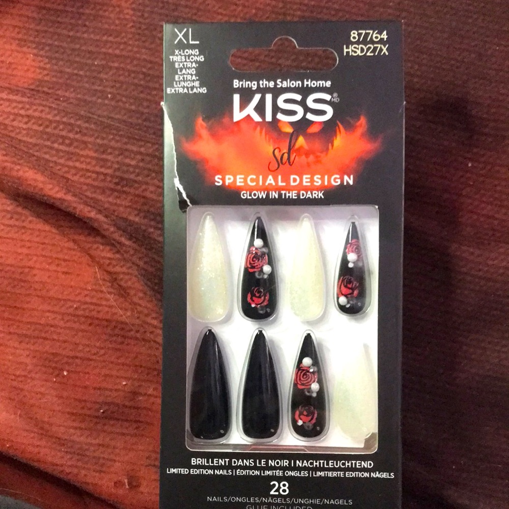 💀👻🎃🆕Kiss Nails Halloween 2022 aglow in The Dark XL Stiletto “They’re Here”🖤
